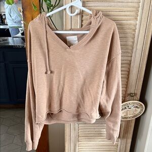 American Eagle Outfitters Cropped V‑Neck Hoodie in Light Tan